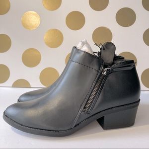 New with tags memory foam ankle zip bootie size 8.